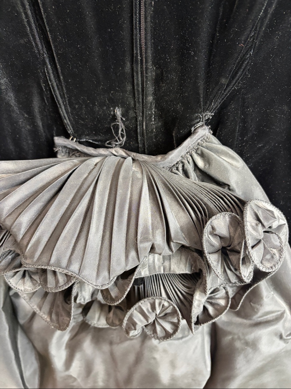 Velvet column dress dramatic shoulders morticia Adam’s gothic dramatic 1980s - Picture 7 of 10